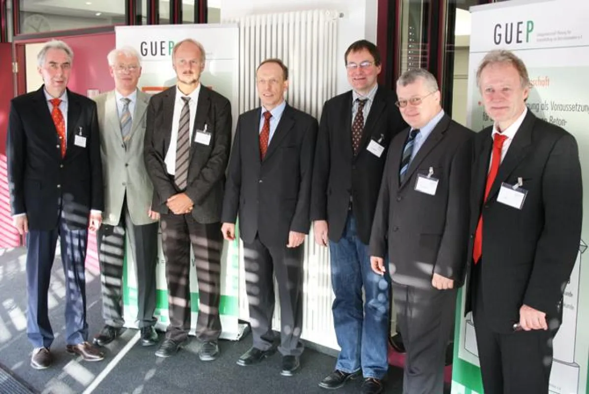 Gruppenbild der Referenten (v.l.n.r.): Dr.-Ing. Michael Fiebrich, Vorsitzender GUEP, Prof. Dr. jur.