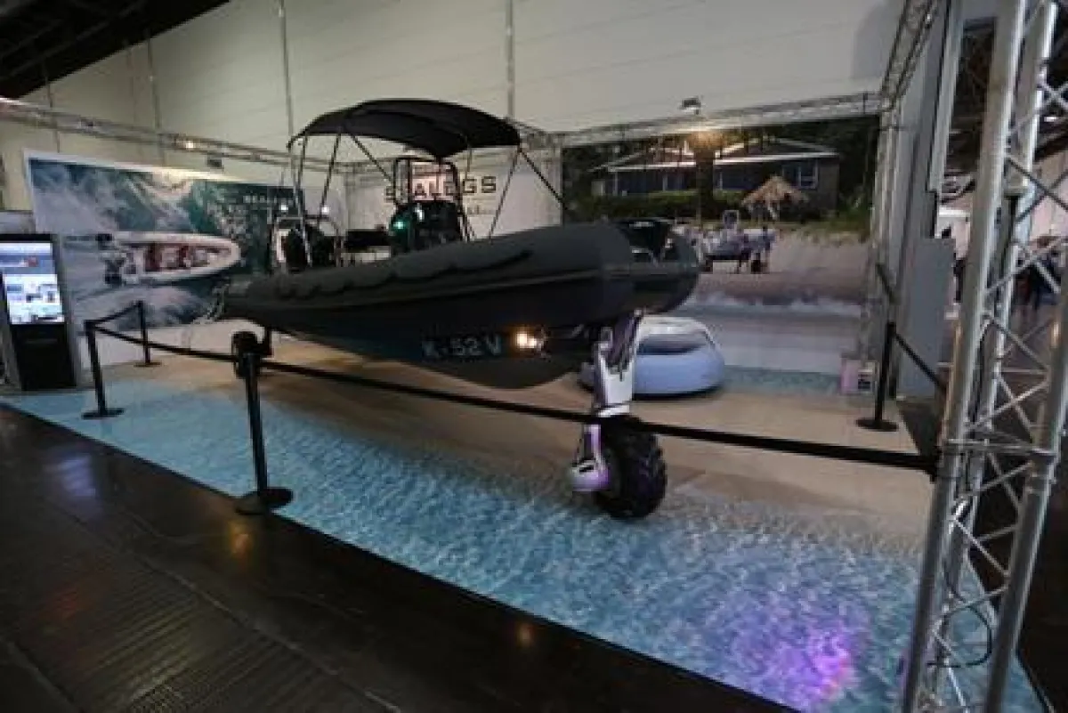 Fotorealistischer Druck auf der boot in Düsseldorf.