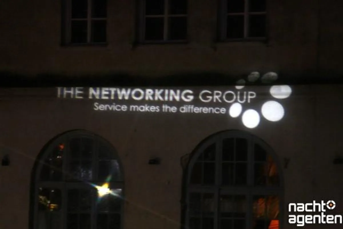Das Networking-Logo als Lichtspiel auf der Außenfassade der Praterinsel