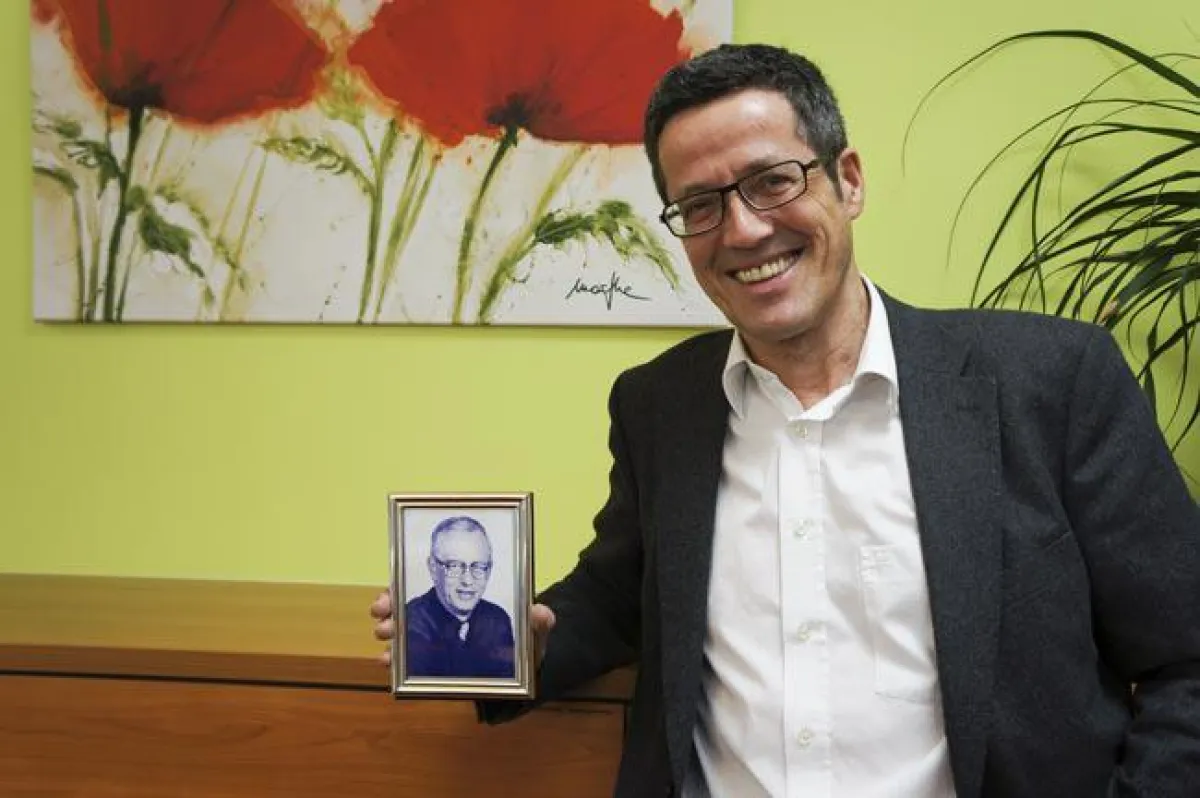 Klaus Stasch mit einem Bild von Wolfgang Tegtmeier