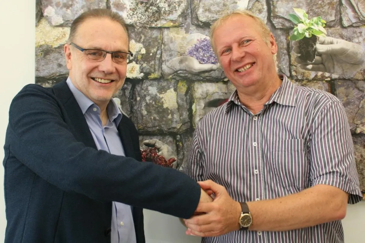 Firmeninhaber Christoph Mix (links) gratuliert Betriebsleiter Erwin Finkenzeller zum Jubiläum.