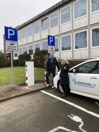 Klimafreundlich mit HanseWerk: E-Ladesäule in Hanerau-Hademarschen eröffnet Bild: Klimafreundlich mit HanseWerk: E-Ladesäule in Hanerau-Hademarschen eröffnet