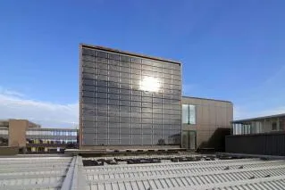 Gebäudeintegrierte Photovoltaik setzt architektonische Akzente - GEG AG stellt Fassadenprojekt fertig Bild: Gebäudeintegrierte Photovoltaik setzt architektonische Akzente - GEG AG stellt Fassadenprojekt fertig