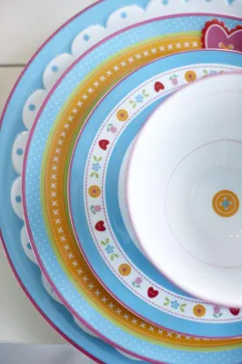 Bild: Kommt Essen: Ein bunt gedeckter Tisch mit lief! lifestyle Tableware lädt zum Essen ein