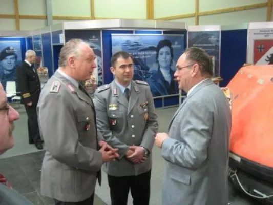 Bild: Sachsen-Anhalts Verkehrminister Karl-Heinz Daehre eröffnet 10. Magdeboot