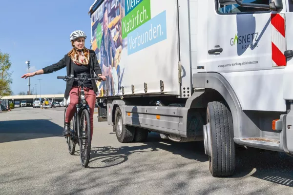 Bild: Verkehrssicherheit durch Abbiegeassistenten: Gasnetz Hamburg Partner des Bundesverkehrsministeriums