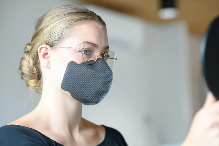 Bild: Komfortable Alternative zum herkömmlichen Mund-Nasenschutz: Klebemundschutz