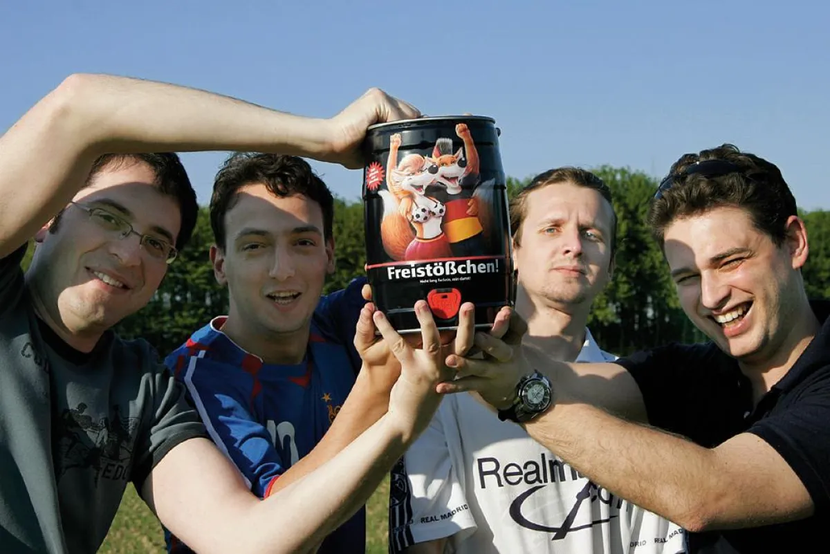 Bei jedem Tor der deutschen Mannschaft verlost die Hausbrauerei im Füchschen unter den Gästen ein Fässchen Füchschen Alt mit limitiertem Fußballmotiv »Freistößchen«.