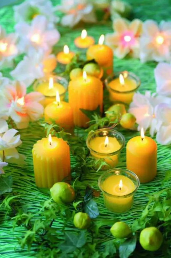 Zitronella-Kerzen mit dem RAL-Gütezeichen halten Mücken fern. Foto: Gütegemeinschaft Kerzen