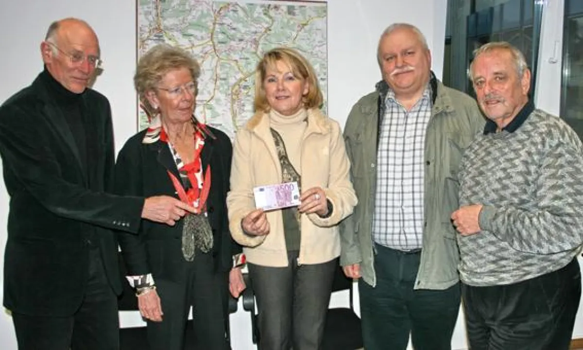 In Lohmar kann sich der Vorstand des Vereins zur Förderung der Seniorenarbeit über eine Spende aus dem Verkauf des Rezeptbuches 