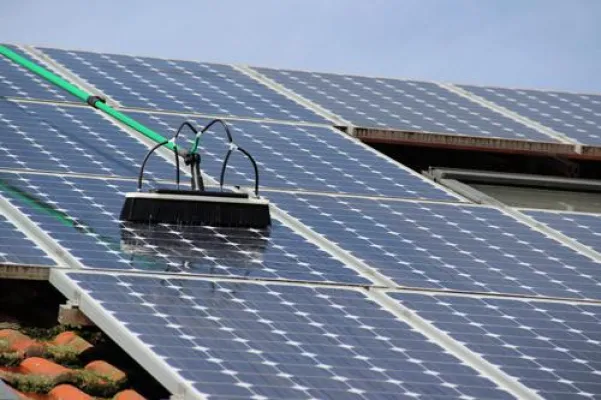Bild: Professionelle Reinigung großer Glasflächen wie Photovoltaikanlagen durch qualifiziertes Fachpersonal