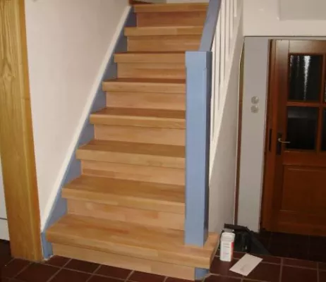Bild: Treppenrenovierung selber machen mit FLEXISTEP, Renovierungsstufen aus echtem Holz