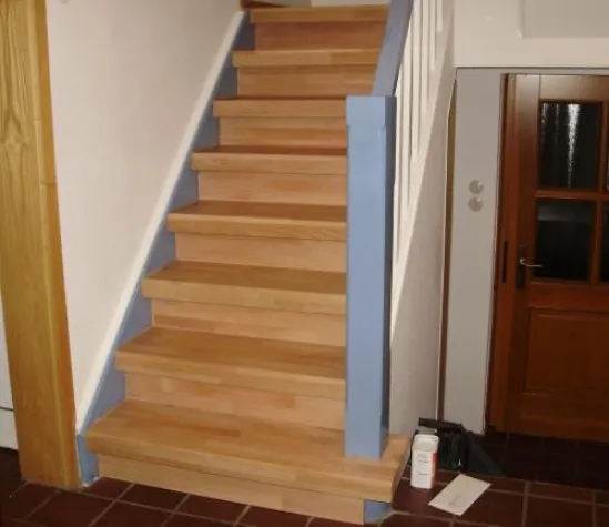 Bild: Treppenrenovierung selber machen mit FLEXISTEP, Renovierungsstufen aus echtem Holz