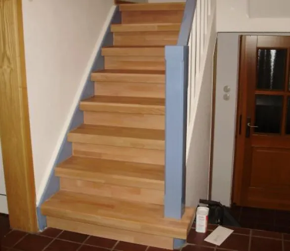 Bild: Treppenrenovierung selber machen mit FLEXISTEP, Renovierungsstufen aus echtem Holz