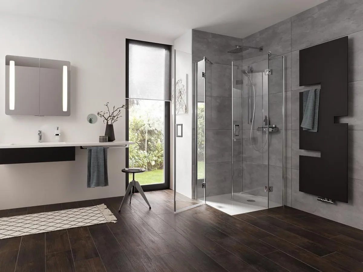 Dank des pendelbaren Scharniers überzeugt die Aperto Duschkabine mit einem geräumigen Einstieg.