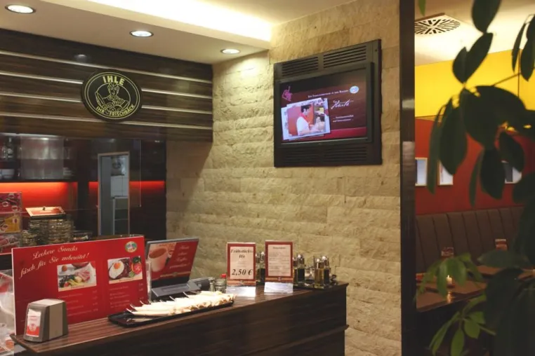 Bild: Digital Signage startet auch im Mittelstand: Backshop-TV bei Frischbäck