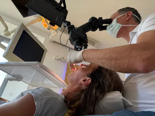 Bild: Zahnarztpraxis Dr. Friedrich Koblenz: Neues Dentalmikroskop Calipso MD 500 für Präzision & Patientenkomfort
