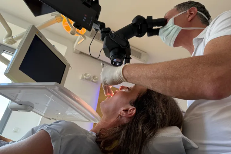 Bild: Zahnarztpraxis Dr. Friedrich Koblenz: Neues Dentalmikroskop Calipso MD 500 für Präzision & Patientenkomfort