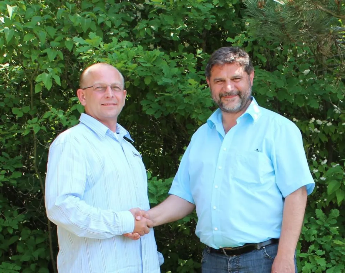 ANUBIS Geschäftsführer Roland Merker (re.) gratuliert Udo Weiß zur Eröffnung