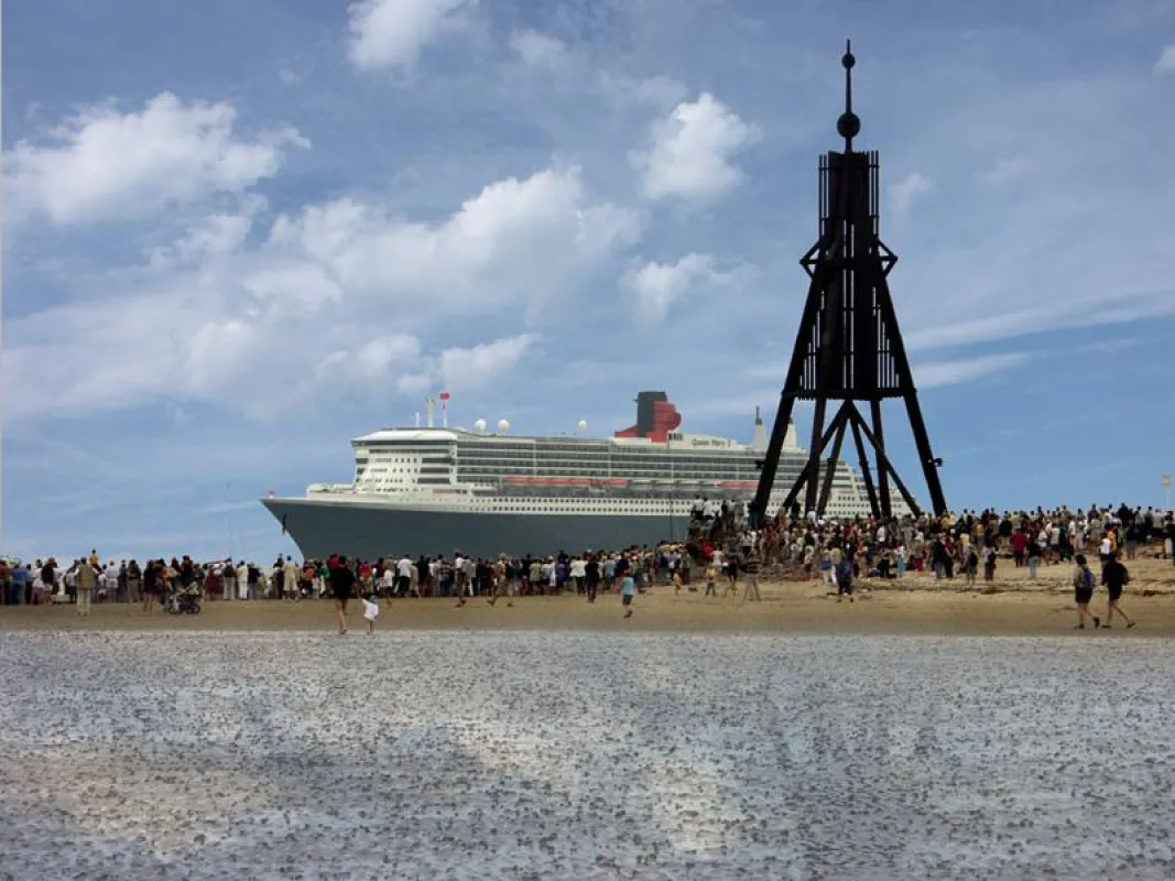 Am besten mit Fernglas: Schiffe gucken in Cuxhaven (Foto: Kamp Hotels/woebbe