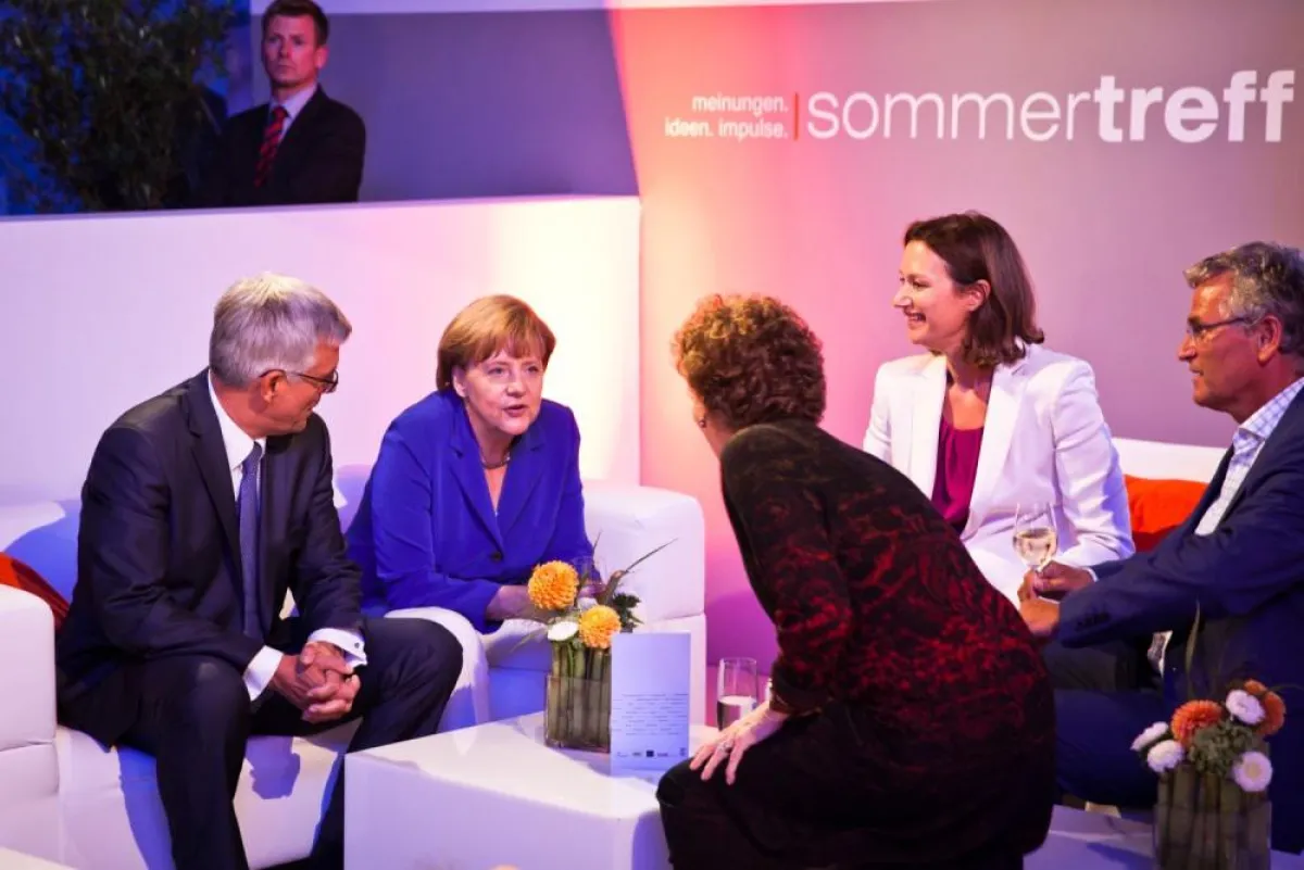 Einen Tag nach dem WM-Finale in Brasilien ist Angela Merkel zu Gast beim ZDF Sommertreff in Berlin.