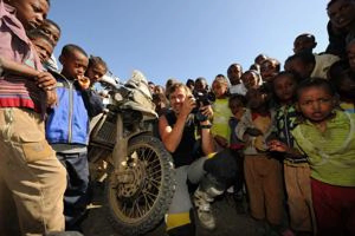 Impressionen aus Äthiopien: Touratech-Chef Herbert war schnell von Einheimischen umringt.