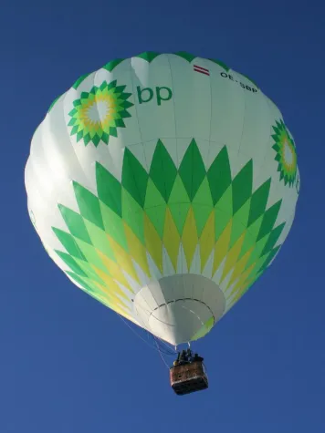 Bild: Adlige und Luftpioniere im Duell mit bunten Kugeln