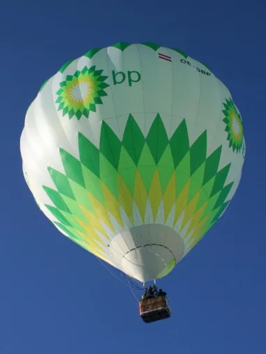 Adlige und Luftpioniere im Duell mit bunten Kugeln Bild: Adlige und Luftpioniere im Duell mit bunten Kugeln