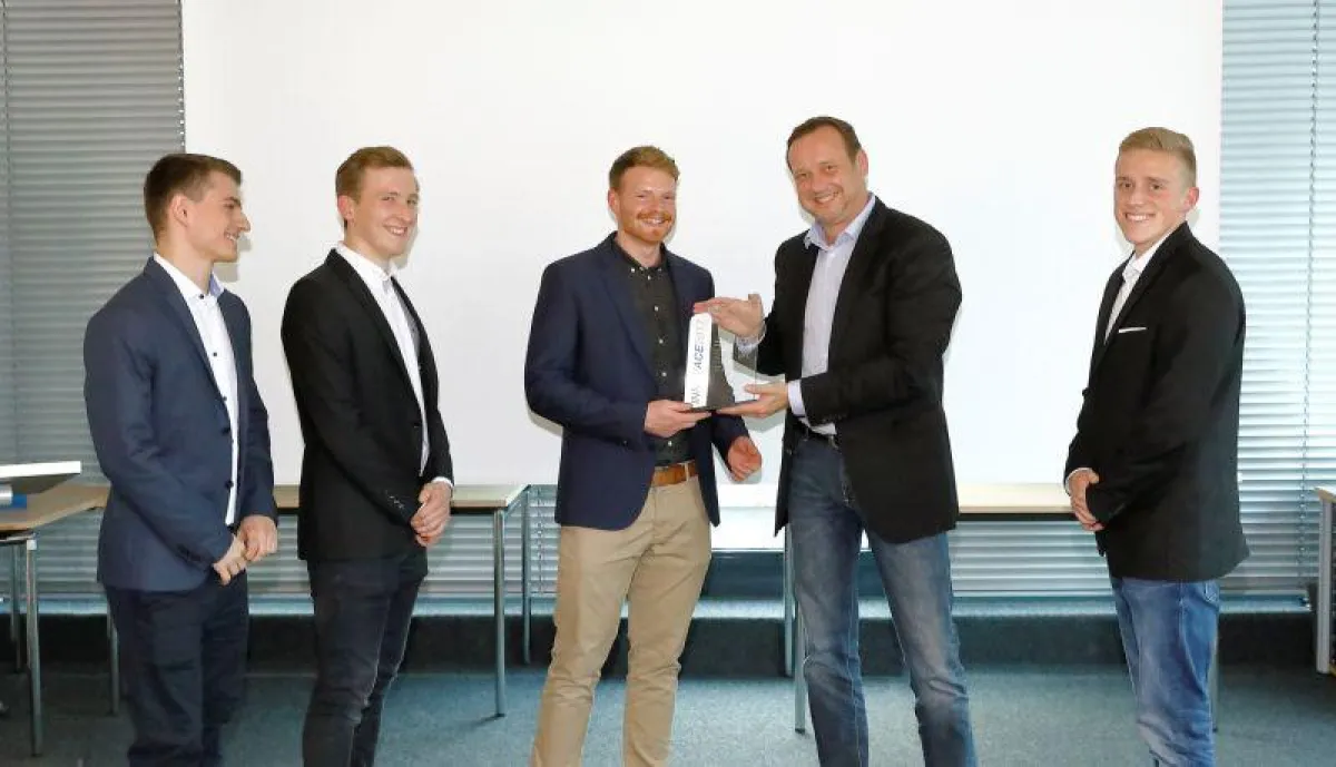 André Weßling, Leiter Marketing, ACE Stoßdämpfer GmbH, verleiht den Studentenaward INNOVACE 2017