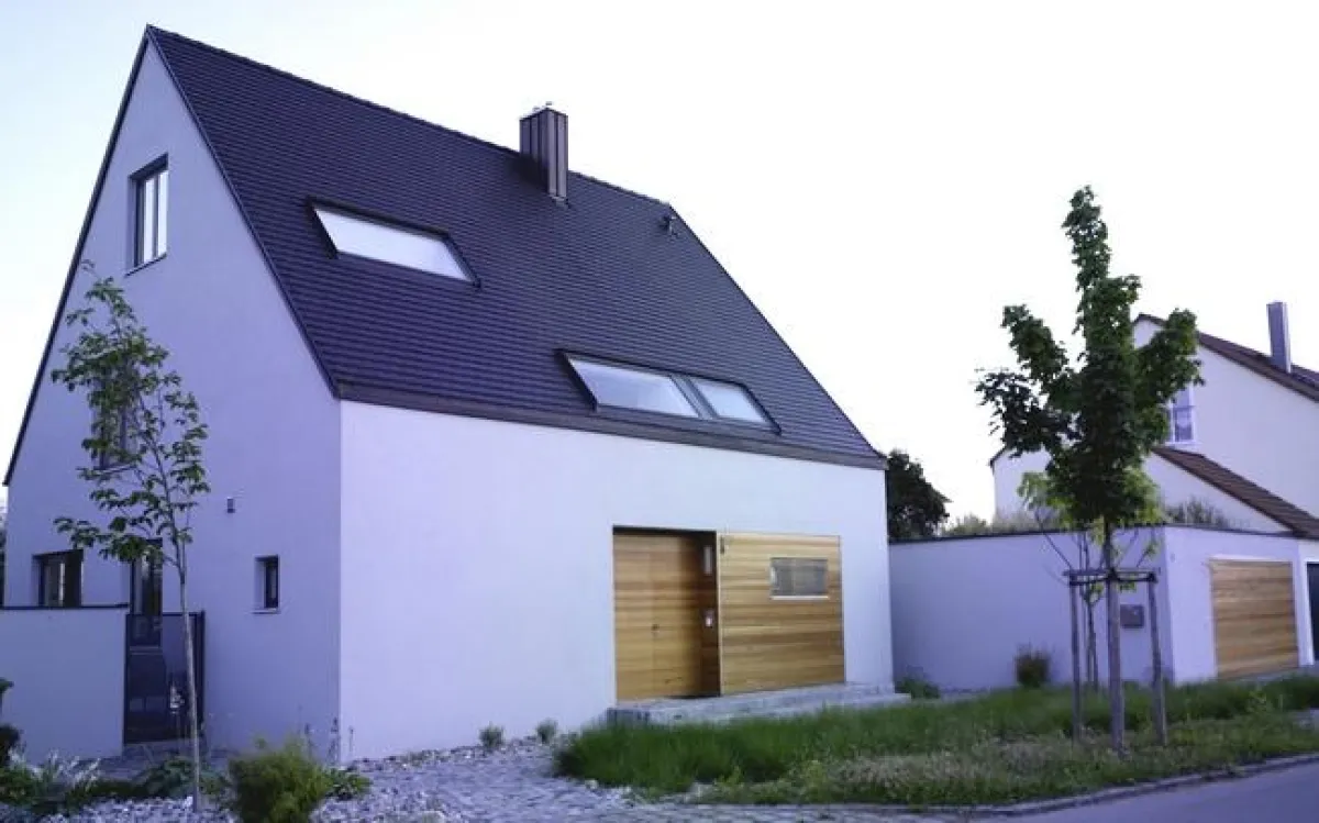 Siedlungshaus mit vielen Qualitäten: Das Wohnhaus mit Steildach bietet eine ansprechende Architektur und eine gute Wärmedämmung. Foto: UNIPOR, München.