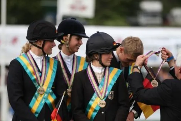 Bild: Gold und Bronze für Deutschland bei Vielseitigkeits-EM der Jungen Reiter