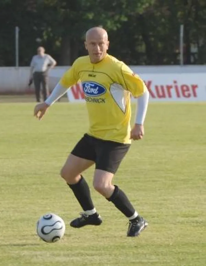 Hossmangs erstes Spiel nach 17 Jahren Abstinenz im Hoyerswerdaer Jahnstadion - beim Prominentenspiel im Juni 2007 im Team des FSV Hoyerswerda