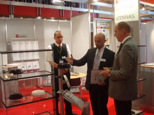Bild: ANTONICS-ICP präsentierte neue Bahnfunkantenne OmniPlanar-TOP 230 auf InnoTrans 2008