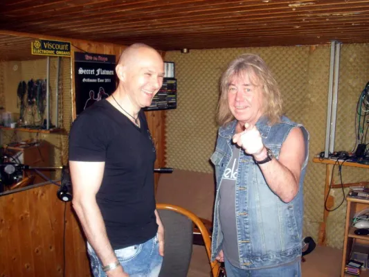 Bild: Alan Silson (SMOKIE) und JD Wood begeisterten beim Interview auf Radio Simbach und jammten live zusammen