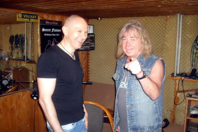 Bild: Alan Silson (SMOKIE) und JD Wood begeisterten beim Interview auf Radio Simbach und jammten live zusammen