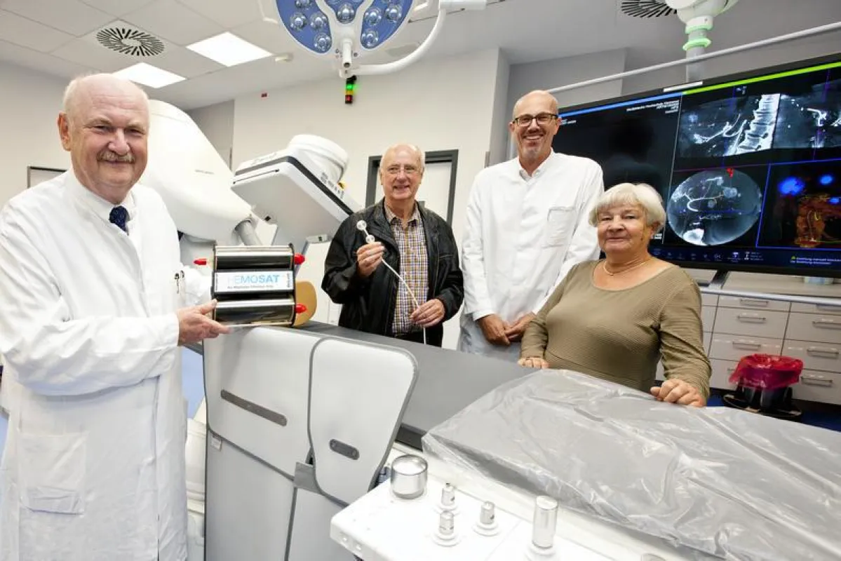 Professor Wacker, Patient Joachim S., Professor Manns und Patientin Sabine F. vor dem Angiografiegerät in der Radiologie. (Quelle „MHH/Kaiser“.)