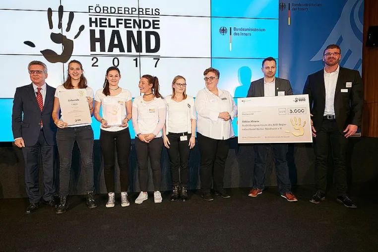 Bild: Erste-Hilfe-Kurse für Kinder - Bundesinnenminister verleiht Berliner Projekt den Förderpreis Helfende Hand.