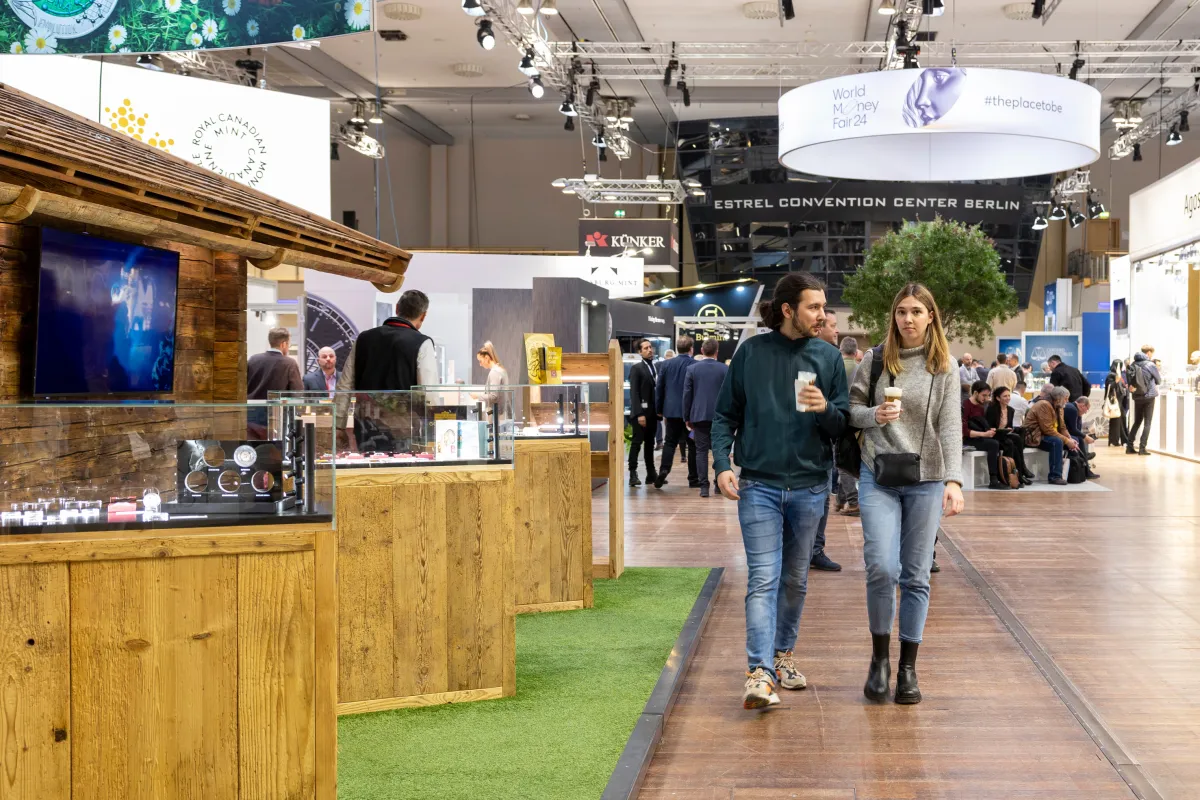 Bildunterschrift: Auf der größten Münzenmesse der Welt, der World Money Fair im Berliner Estrel Cong (© Constanze Tillmann)