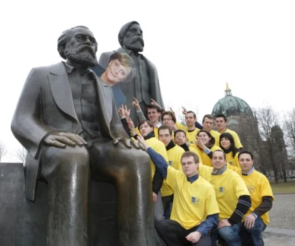 Bild: JuLis Berlin - Enteignungskanzlerin Merkel zwischen Marx und Engels