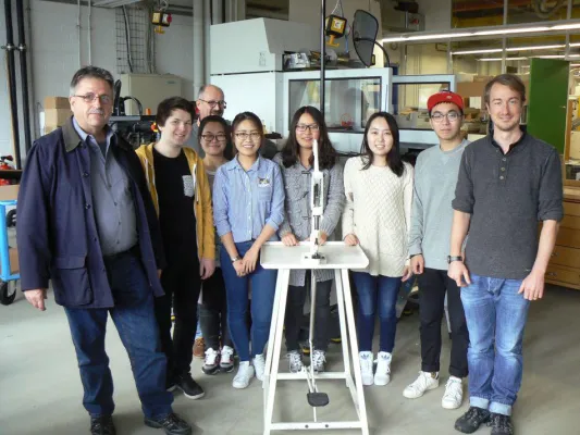 Bild: Sprintis spendet Kniehebelmaschine an Medienhochschule Stuttgart