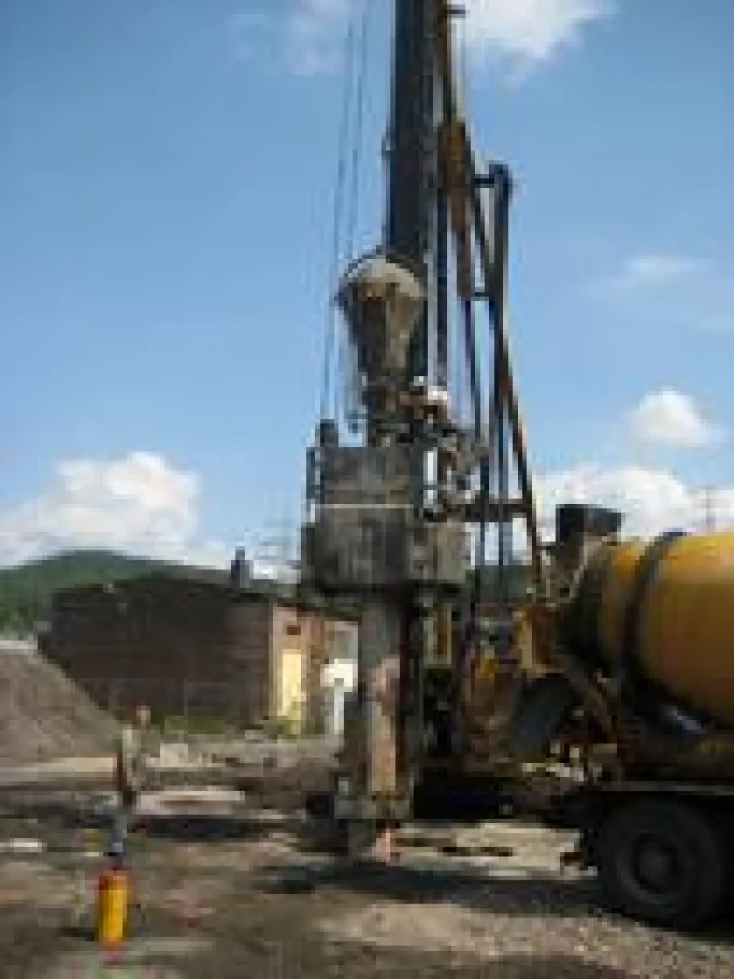 Während der Gründungsarbeiten der neuen Produktionsanlage kommt es zurzeit zu Lärmbelästigungen