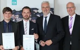 Bild: NRW-Wirtschaftsminister Garrelt Duin überreicht ETL-Mittelstandspreis an FOM Absolventen