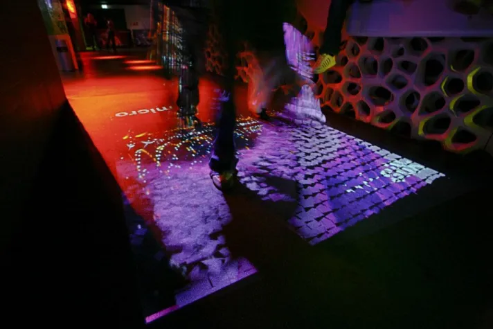 ›living surface‹ - 40m² interaktive Bodenprojektionen auf der ART.FAIR 21 Bild: ›living surface‹ - 40m² interaktive Bodenprojektionen auf der ART.FAIR 21