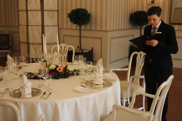 Aufruf zum internationalen Service-Wettbewerb: Preis für Große Gastlichkeit 2015 Bild: Aufruf zum internationalen Service-Wettbewerb: Preis für Große Gastlichkeit 2015