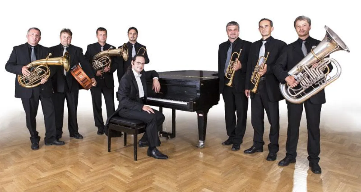 Die Innsbrucker Böhmische und der Pianist Tobias Forster