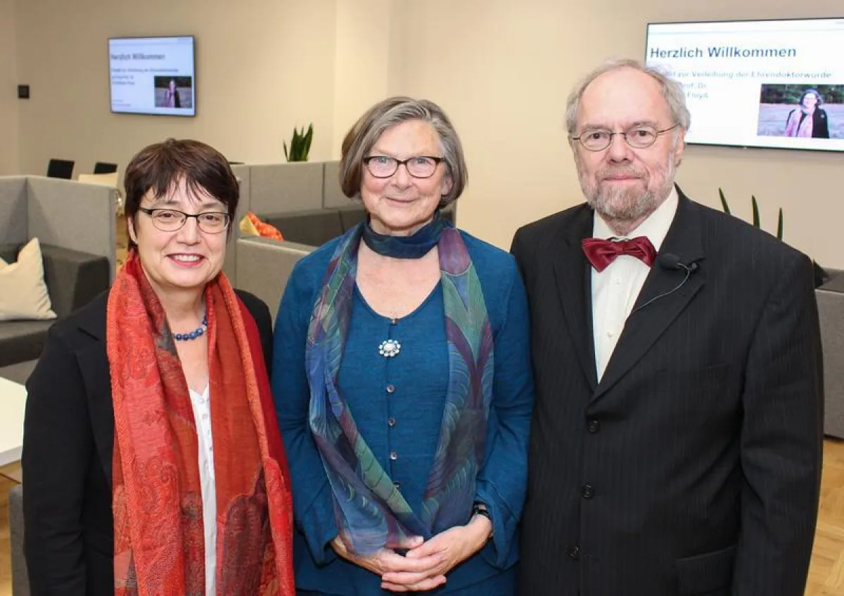 Prof. Dr. Birgit Riegraf, Vizepräsidentin für Lehre, Studium und Qualitätsmanagement, Prof. em. Dr. Dr. h. c. Christiane Floyd und Prof. Dr.-Ing. Reinhard Keil, Dekan (Universität Paderborn, Johannes