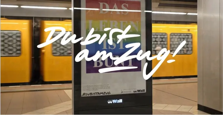 Dein Plakat mitten in Berlin - Du Bist am Zug 2026 Bild: Dein Plakat mitten in Berlin - Du Bist am Zug 2026