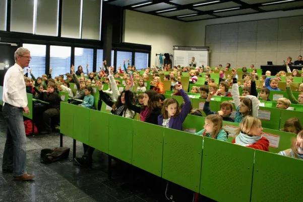 Bild: Junior-Studenten der KinderHochschule erfahren Wissenswertes und Amüsantes zur gesunden Ernährung