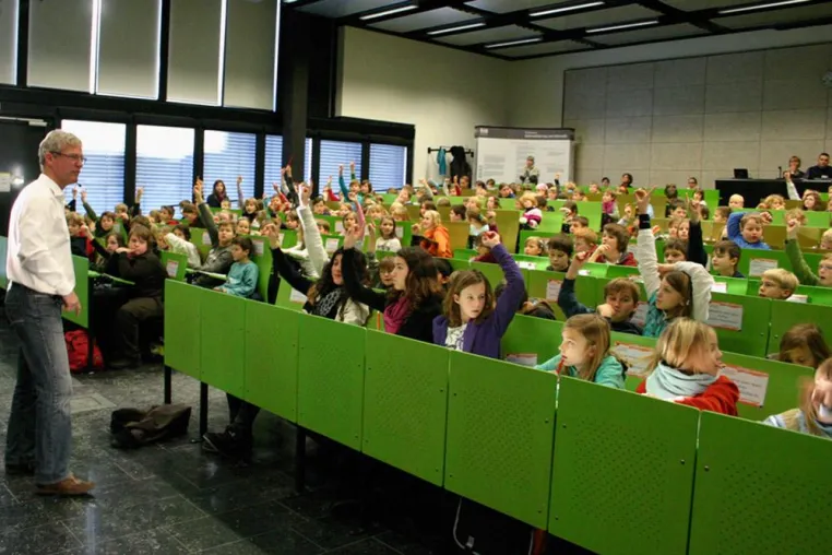 Junior-Studenten der KinderHochschule erfahren Wissenswertes und Amüsantes zur gesunden Ernährung Bild: Junior-Studenten der KinderHochschule erfahren Wissenswertes und Amüsantes zur gesunden Ernährung