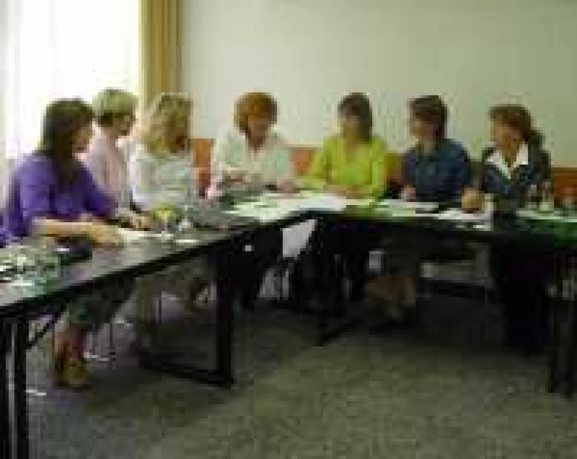 Die PR-Trainerin Bärbel Döhring inmitten der Teilnehmerinnen der AG PR Praxis, PR- und Marketing-Verantwortliche aus dem Rhein-Main-Gebiet.